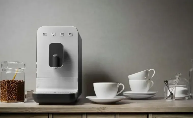 Smeg Kahvi Ja Tee<Bcc01Blmeu Kahviautomaatti, Musta